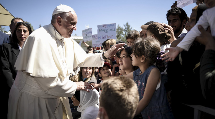 Pope Francis rescues 12 Syrian Muslim refugees, takes them from Greece to Rome