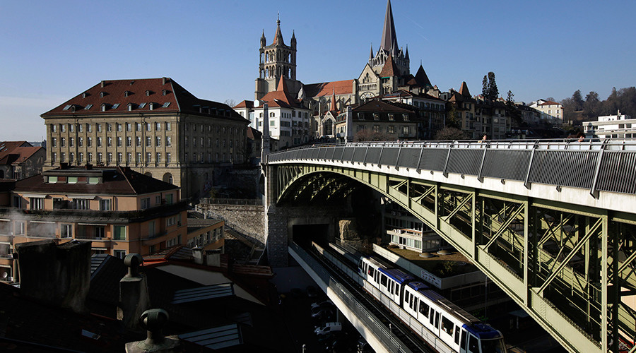 Easy money: Swiss city to pay residents a free wage