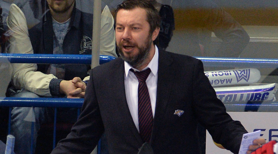 Hockey shave-off: Russian coach left with half a beard after victory promise (PHOTOS)