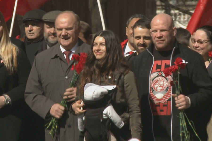 MMA fighter Jeff Monson turns up as Russian communist leader’s sidekick for Lenin’s bday (VIDEO)