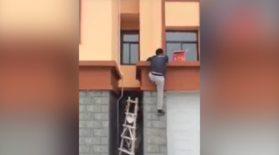 Classic ‘disappearing’ ladder trick pulled off with aplomb (VIDEO)
