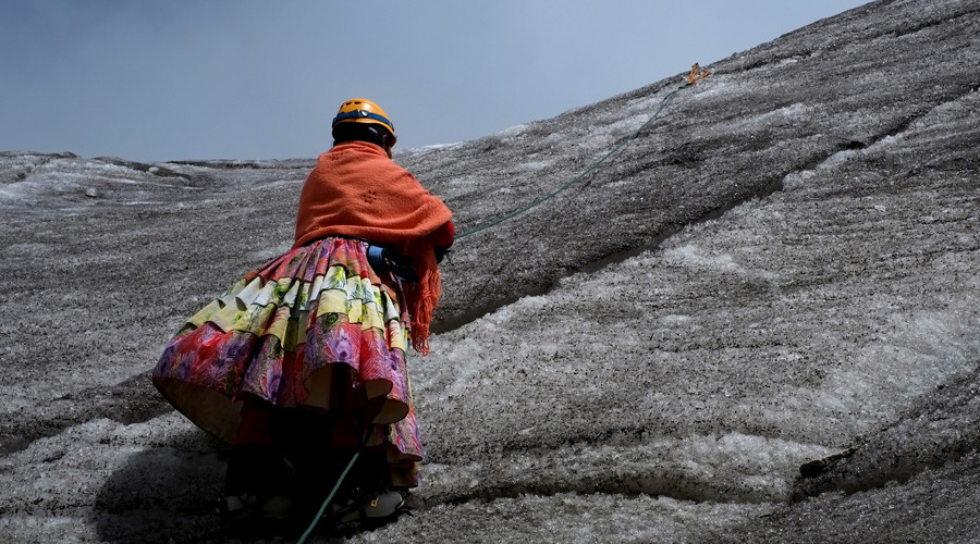 Daredevil Bolivian women scale mountaintops in traditional dress (PHOTOS, VIDEO)