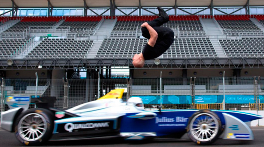 Leap of faith: Stuntman clears speeding race car in ‘blind backflip’ (VIDEO)