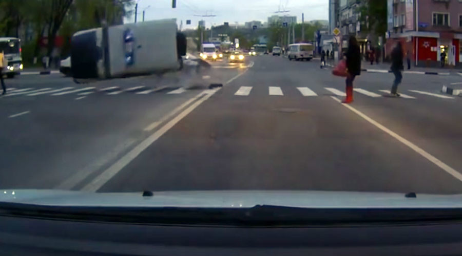 Car crash propels cops in duty 4x4 into triple flip (VIDEO)