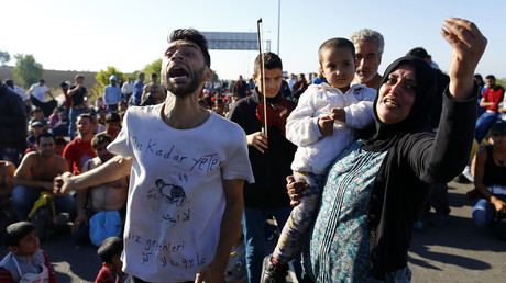 A woman holding a child reacts as Turkish police and gendarmes block migrants on a highway near Edirne, Turkey. File photo. © Osman Orsal 