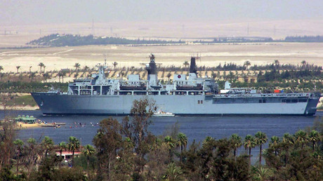 The Albion Class assault Ship HMS Bulwark of the British Royal Navy advances in the northbound lane of the Suez Canal, close to the Egyptian town of Ismailia. © AFP