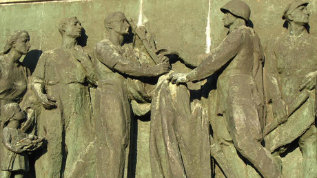 Detail of relief on the left side in the Soviet Military Cemetery in Warsaw, Poland © Wikipedia