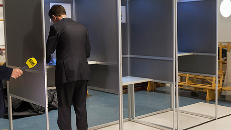 Dutch Prime Minister Mark Rutte casts his vote for the consultative referendum on the association between Ukraine and the European Union, in the Hague, the Netherlands, April 6, 2016 © Michael Kooren