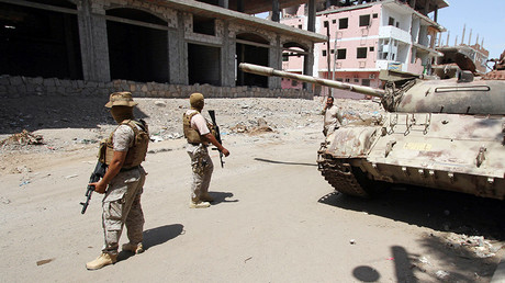 Soldiers from the Saudi-led coalition secure a street pavement in Yemen's southern port city of Aden © Faisal Al Nasser