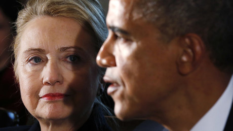 U.S. Secretary of State Hillary Clinton (L) listens to U.S. President Barack Obama © Kevin Lamarque
