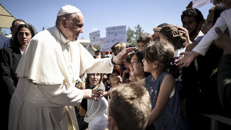 Pope Francis greets migrants and refugees at Moria refugee camp near the port of Mytilene, on the Greek island of Lesbos in this handout photo released by the Greek Prime Minister's press office, April 16, 2016. © Andrea Bonetti