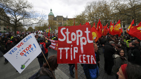 Manifestantes se manifestarem contra contra Comprehensive Económico e Trade Agreement (CETA) e Transatlantic Comércio e Sociedade de Investimento (TTIP) acordos antes da visita do presidente dos EUA, Barack Obama, em Hanover, Alemanha 23 de abril de 2016. © Kai Pfaffenbach