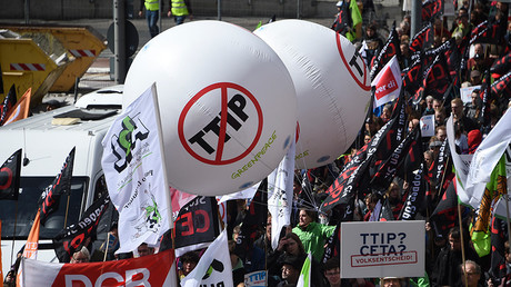 Manifestantes se manifestarem contra Transatlantic Comércio e Sociedade de Investimento (TTIP) acordo de livre comércio antes da visita do presidente dos EUA, Barack Obama, em Hanover, Alemanha 23 de abril de 2016 © Nigel Treblin