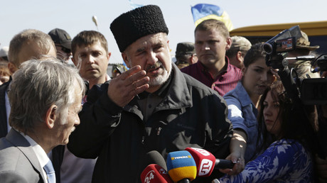 Center, from left: Verkhovna Rada deputy Mustafa Dzhemilev and Crimean Tatar Mejlis Chairman Refat Chubarov near the village of Chongar on the border between Ukraine and Crimea, where activists block a motorway. © Maks Vetrov