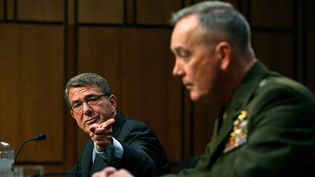 U.S. Secretary of Defense Ash Carter (L) defers to Chairman of the Joint Chiefs of Staff U.S. Marine General Joseph Dunford as they testify on operations against the Islamic State, on Capitol Hill in Washington, U.S., April 28, 2016 © Jonathan Ernst