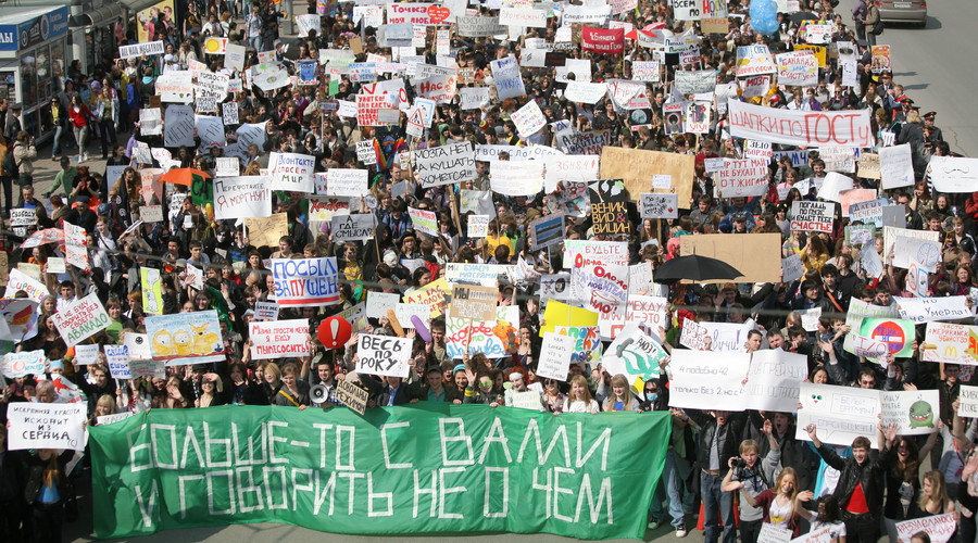 2,000 Siberian youths celebrate May 1 with absurdist apolitical rally (PHOTOS)