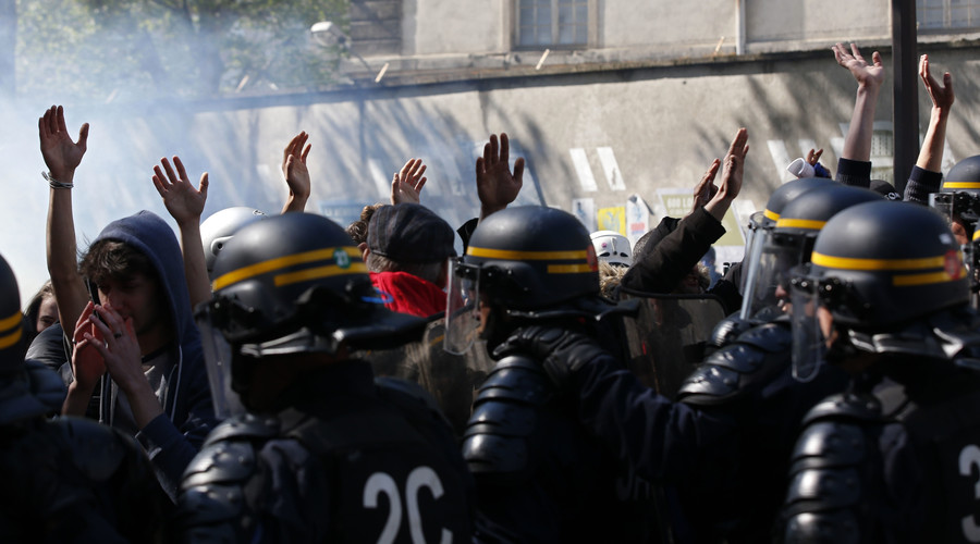 Protesters clash with riot police at May Day rally in Paris (VIDEO)