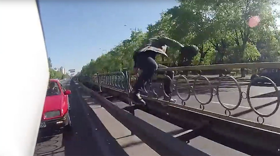 Biker ditches motorcycle mid-traffic to catch bag snatcher (VIDEO)