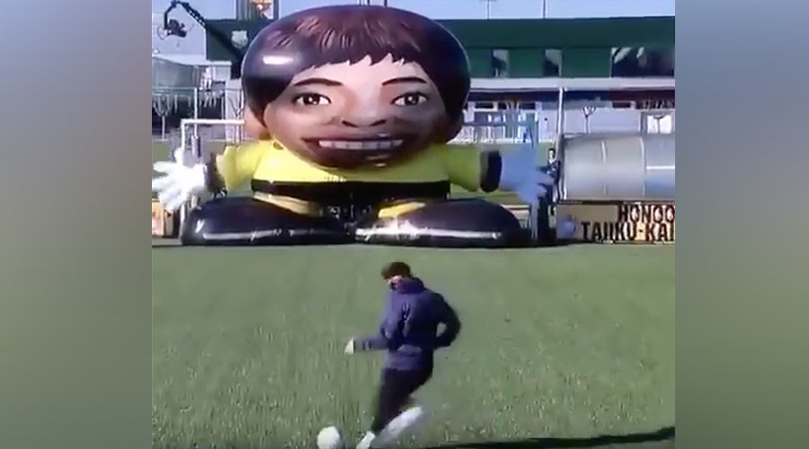 Lionel Messi takes on giant robot keeper – and wins! (VIDEO)