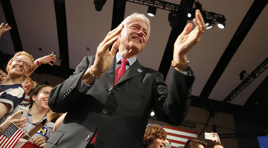 Really, Bill? Ex-prez Clinton serves up… fried chicken to black people in Kentucky