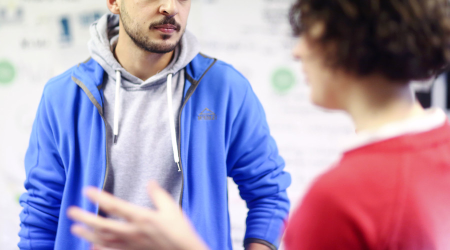 German course teaches migrants how to flirt with women (VIDEO)