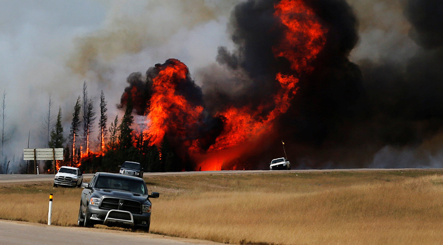 Alberta wildfires expected to burn for months, threaten oil sands mines (VIDEOS)