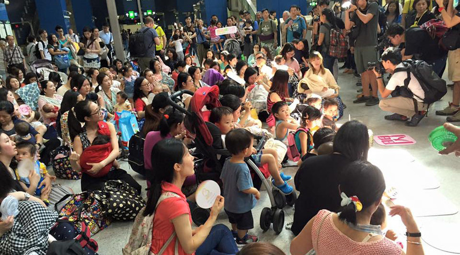 Breastfeeding flash mob takes over Hong Kong station to protest discrimination (VIDEO)