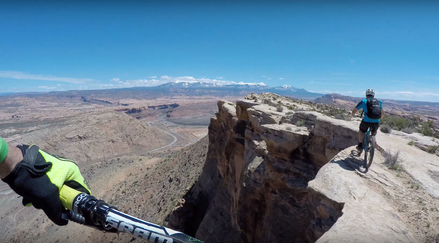 No margin for error: Cyclists dice with death on Utah canyon cliff edge (VIDEO)
