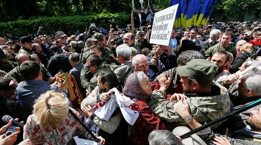 Nationalists disrupt Victory Day celebrations in Ukraine