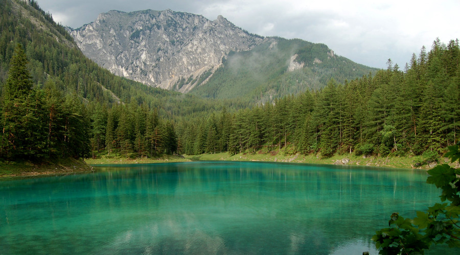 ‘Strong tourism & lack of toilet facilities’: Austria’s unique emerald-green lake ‘changes color’