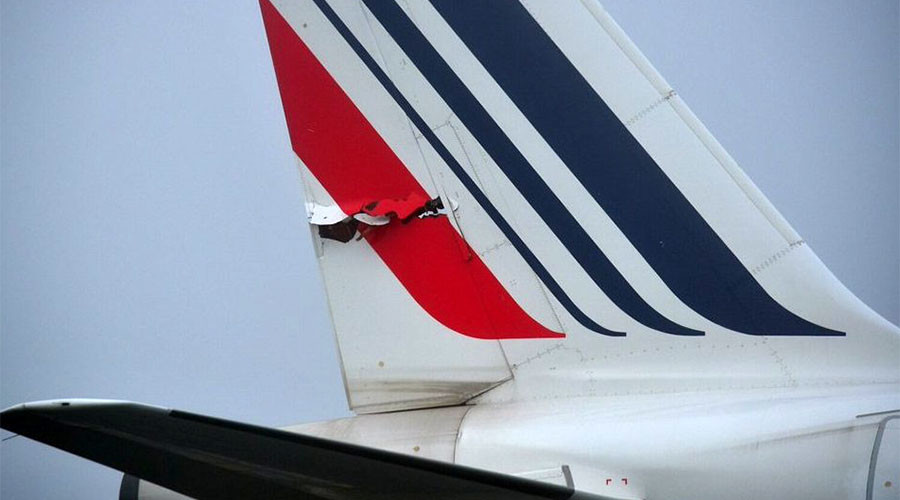 PHOTOS: Air France plane hit by another aircraft, tail torn during taxiing - reports