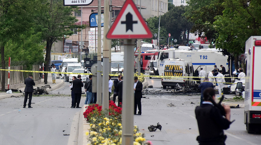 Police forensic experts examine the scene (R) following a vehicle explosion near a military facility in Istanbul, Turkey, May 12, 2016. © Yagiz Karahan