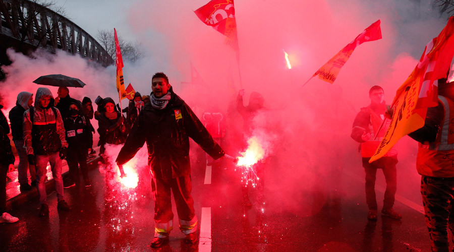 French railway workers announce ‘unlimited & renewable’ weekly 48-hour strikes