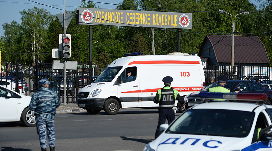 Deadly turf war at Moscow cemetery caught on CCTV (VIDEO)
