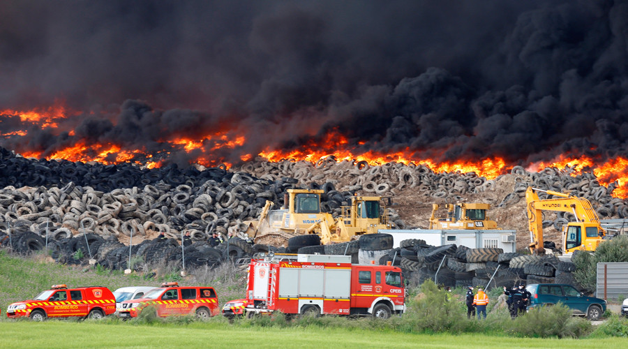 Toxic tire fire: Spanish residents to wear protective masks outdoors (VIDEOS)