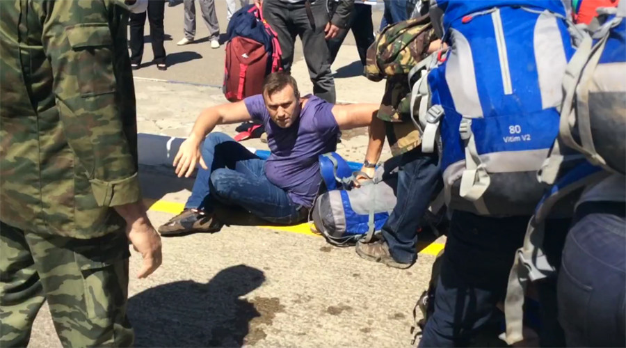 Russian opposition figure Navalny hit, fellow activist injured in mass brawl with 'Cossacks' (VIDEO)