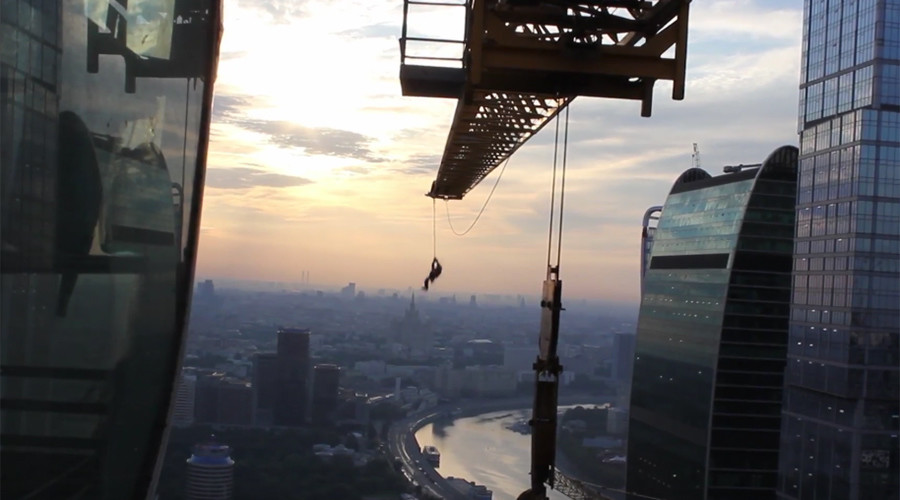 Russian daredevil films death-defying ‘spiderman’ crane swing over Moscow (VIDEO)
