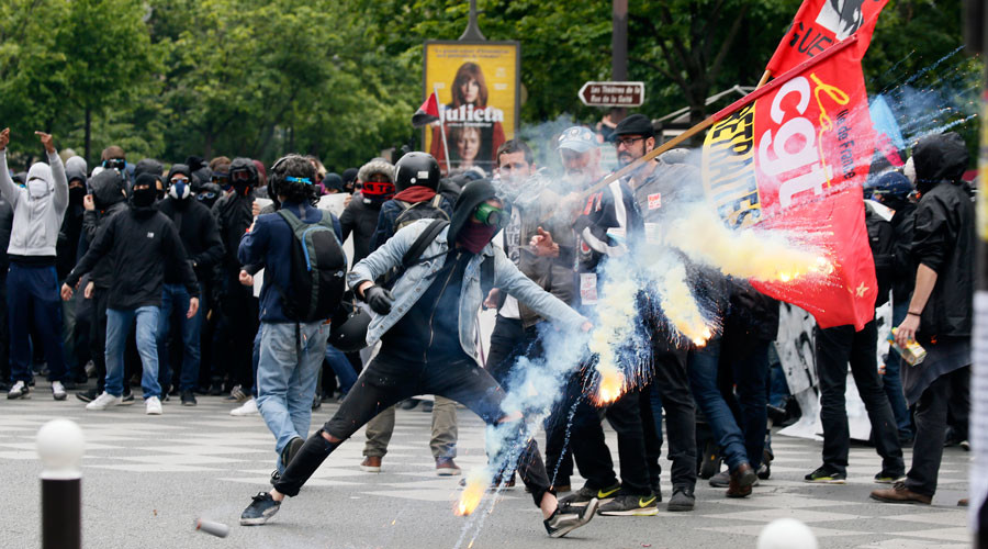 ‘Hollande desperate to pass French labor reforms by any means’