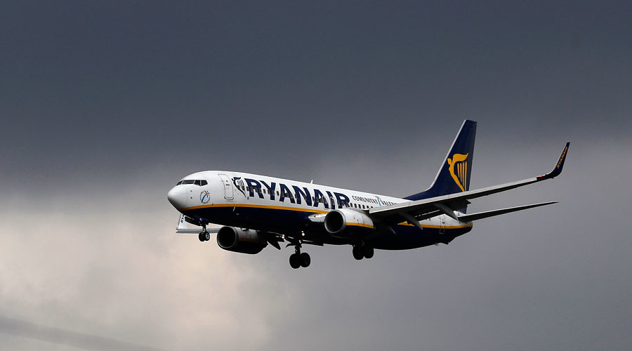 Brexit class: Ryanair’s bargain-price ‘Fly Home to Vote Remain’ promo branded ‘corrupt’