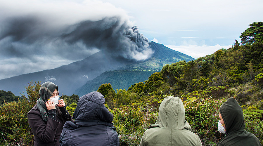 People look at the Turrialba volcano as it spewes ashes on May 20, 2016, in Cartago, Costa Rica © Ezequiel Becerra