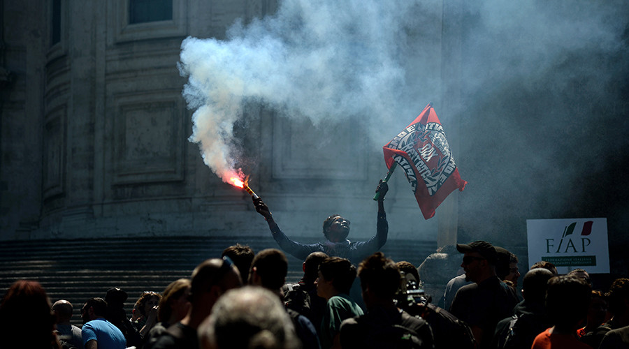 Anti fascist organisations march with a banner reading "Rome Free, No Fascists, Old or New" to protest against a demonstration of Italian far-right political movement CasaPound on May 21, 2016 in Rome © Filippo Monteforte