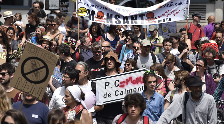 الناس يشاركون في مسيرة للاحتجاج ضد مجموعة التكنولوجيا الحيوية الامريكية مونسانتو في تولوز، في 21 مايو 2016 © باسكال Pavani