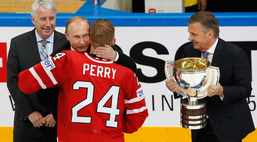 Putin makes surprise appearance to congratulate Canada after World Hockey final in Moscow (VIDEO)