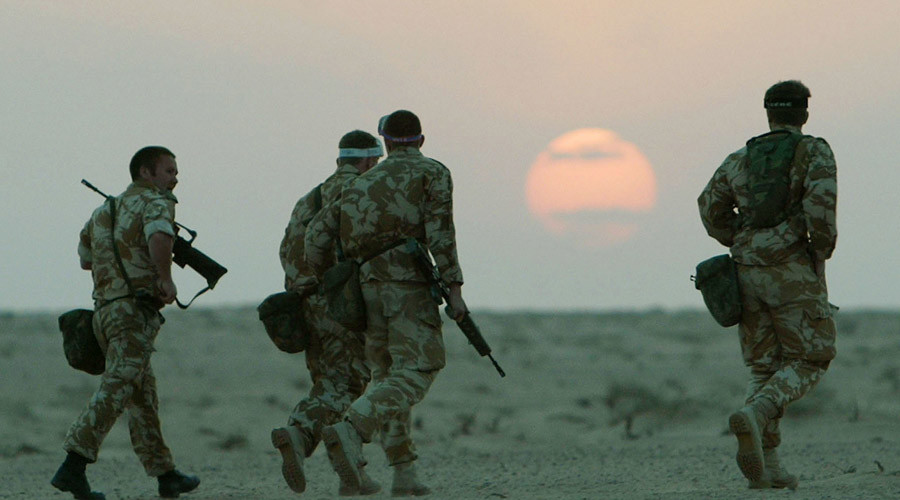 British troops in the Kuwait desert. © Reuters