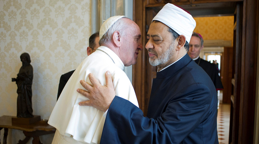 Pope Francis greets Sheikh Ahmed Mohamed el-Tayeb (R), Egyptian Imam of al-Azhar Mosque at the Vatican, May 23, 2016. © Osservatore Romano 