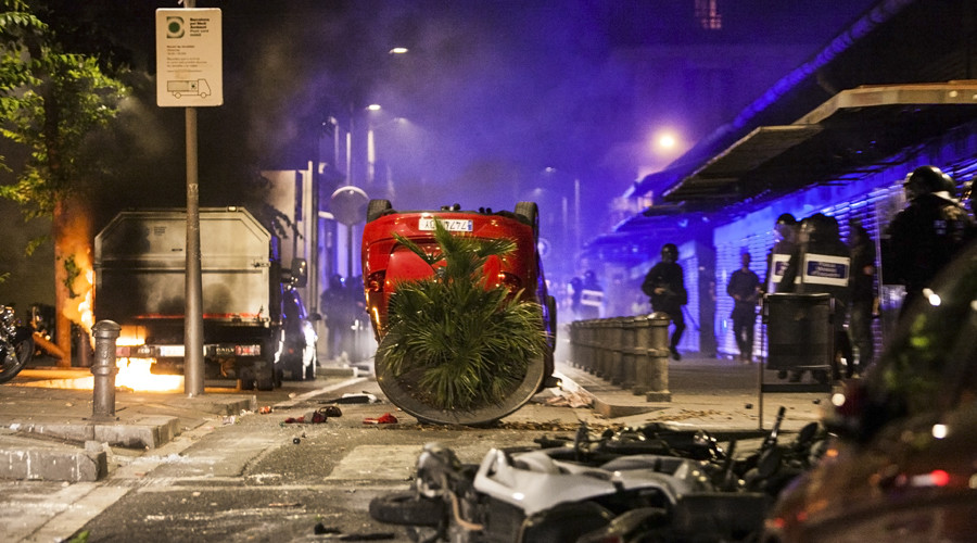 Clashes in Barcelona after police evict squatters from bank occupied since 2011 (VIDEO)