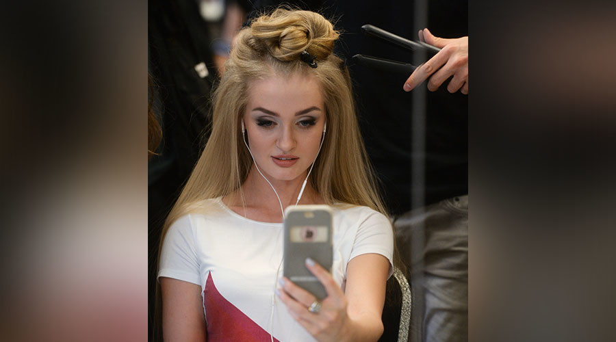 AI struggles with mirror selfies as Facebook scientists try to instill new skills