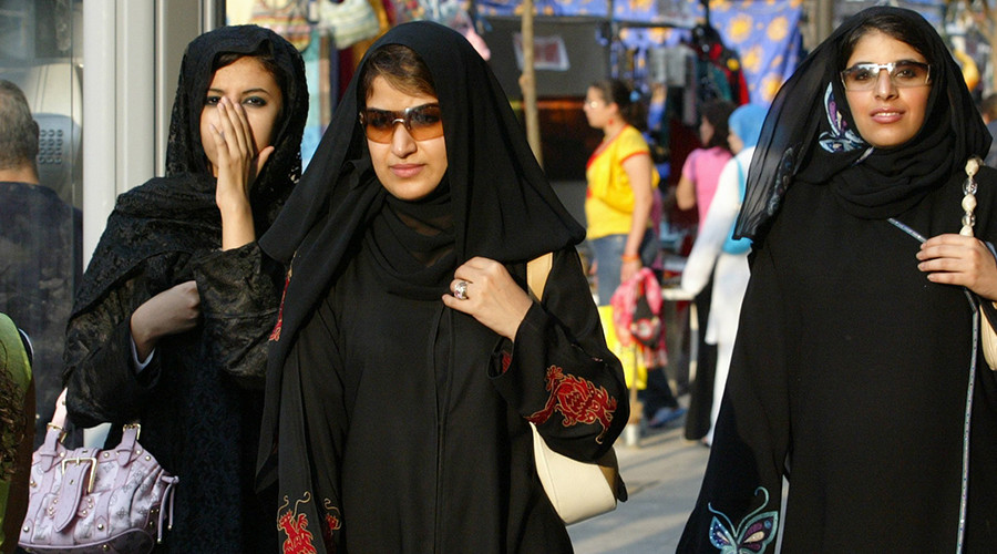 Don’t swim with your street clothes on! Czech spa town educates Arab visitors on local customs