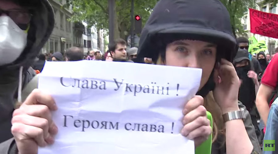 RT reporter Anna Baranova harassed by ‘pro-Ukraine’ protesters during Paris demo