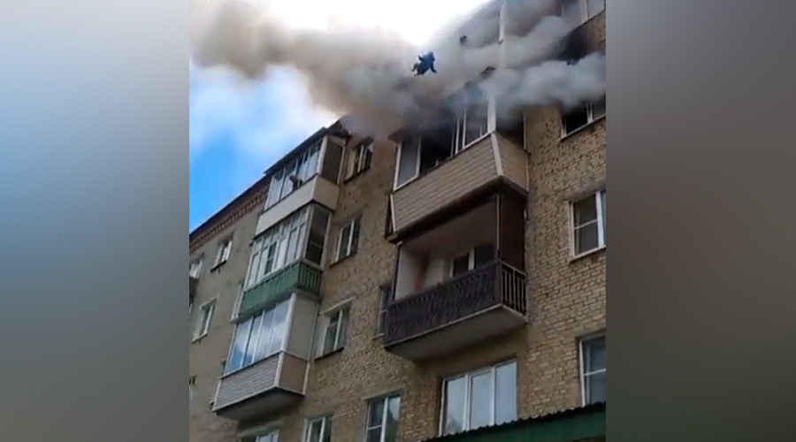 Family with children jumps from burning 5th floor in horrifying footage (VIDEO)